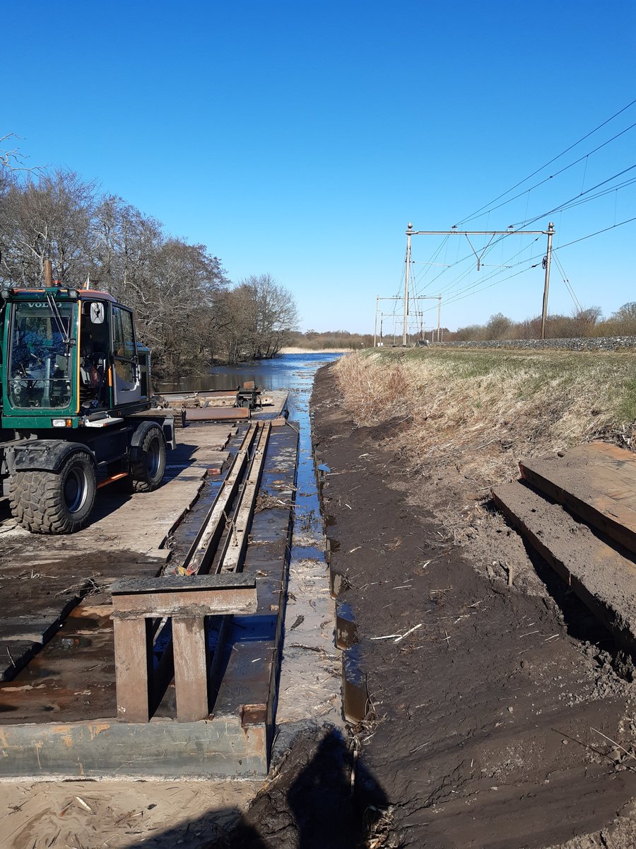 deboerendegroot's tweet photo. In Drenthe hebben wij voor @ProRail damwand geplaatst langs een spoortalud om deze 'beverproof' te maken. Vlakbij is de nieuwe beverhol-locatie verder uitgebreid. Deze oever dient nu ook als aantrekkelijke nestlocatie voor enkele vogelsoorten. 

#duurzaamsamenleven #waterbouw https://t.co/PSsB0EmaCA