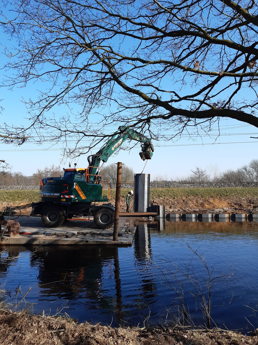 deboerendegroot's tweet photo. In Drenthe hebben wij voor @ProRail damwand geplaatst langs een spoortalud om deze 'beverproof' te maken. Vlakbij is de nieuwe beverhol-locatie verder uitgebreid. Deze oever dient nu ook als aantrekkelijke nestlocatie voor enkele vogelsoorten. 

#duurzaamsamenleven #waterbouw https://t.co/PSsB0EmaCA