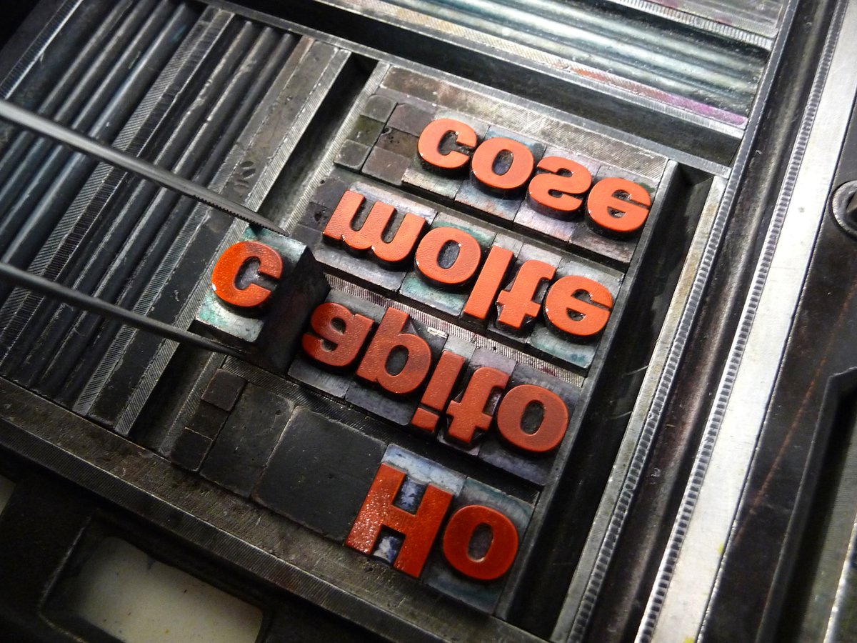 malamente_red's tweet photo. Il poster che abbiamo realizzato insieme a https://t.co/36tDuJG8ux per "Breve storia dei gas lacrimogeni" utilizza la tecnica Letterpress, antica stampa tipografica a caratteri mobili.

In edizione limitata lo trovate ancora disonibile qui insieme al libro
https://t.co/LzzGSy0NLB https://t.co/orCCAoYChJ