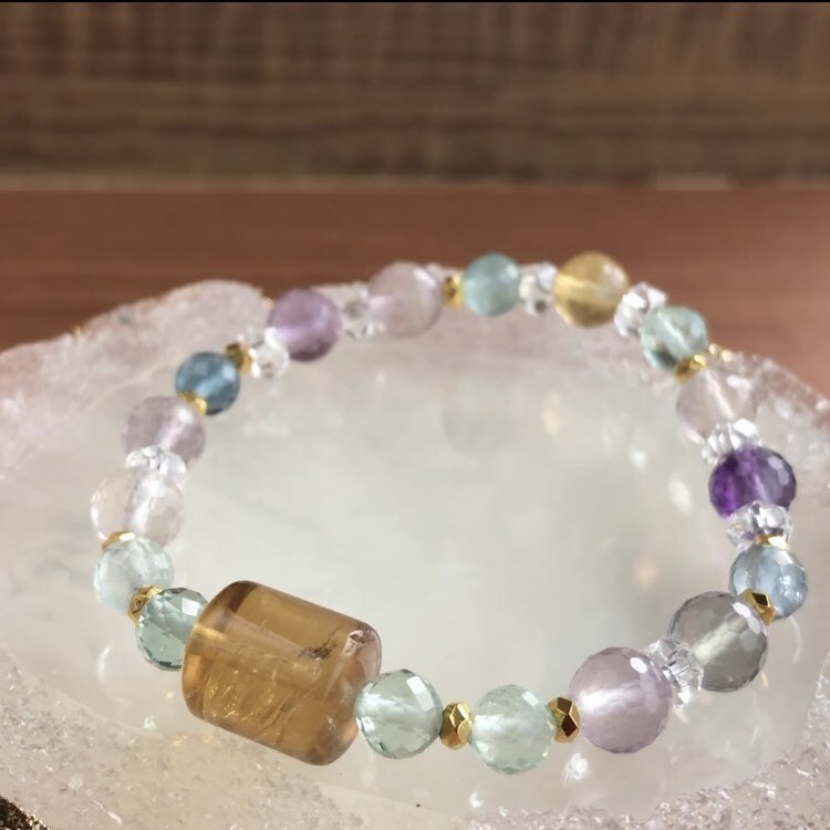 stonecafe1's tweet photo. 💎新作のご案内

∞ 柔軟な思考で軽やかな心に　
　ゴールデンフローライト

トップのゴールデンフローライトを中心に、カッティングされたグリーンや紫のフローライトが繊細に煌めきます✨

https://t.co/cnxytnIjb7

#パワーストーンブレスレット
#天然石　#フローライト
#creema #minne #iichi https://t.co/TLBkEURQZP