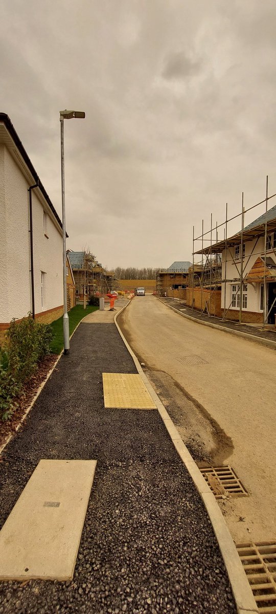 MeadsWard's tweet photo. . @redrowhomes Amber Fields development really coming on with 5 households having now moved in.

Lots of changes each time I visit. Now the front gates to the site have been removed new streets have appeared. https://t.co/OjGSBAJJIk
