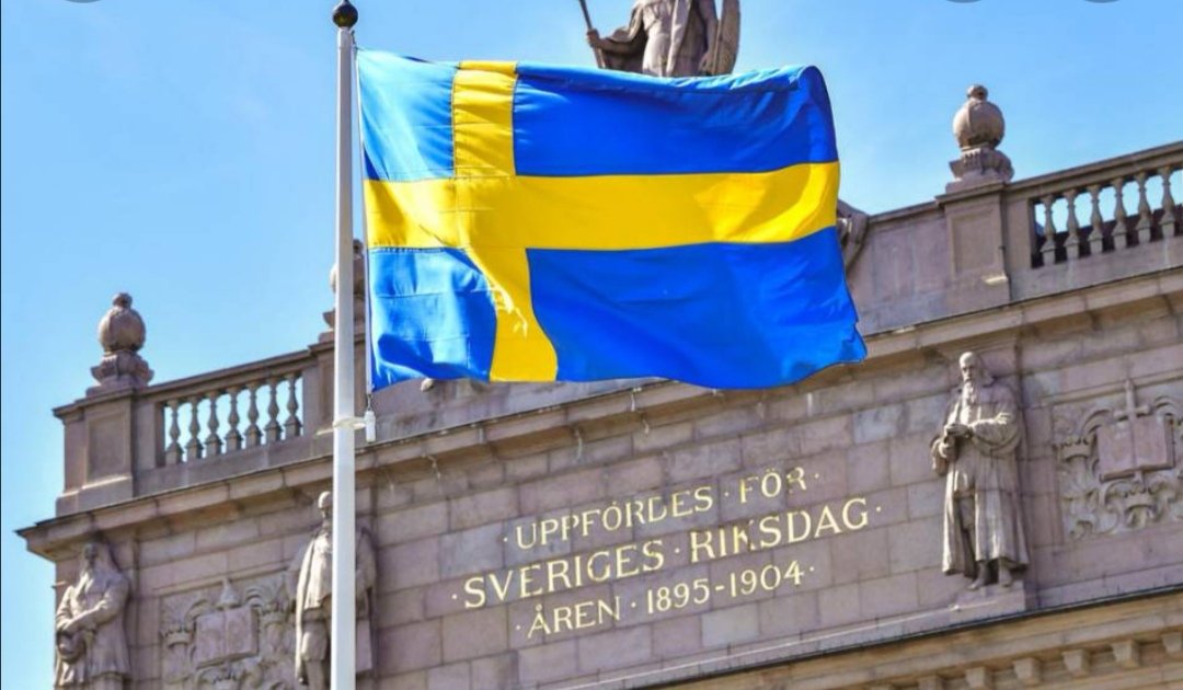 I Sverige har man anpassat landet efter muslimer, byggt moskéer, anpassat skolor &amp; KRISTENDOMEN som var den största faktorn till ett starkt Sverige med god moral etik är ngt de flesta inte vet. Det gav svenska folket tro och god gemenskap/trygghet. Hoppas fler hittar tillbaka.