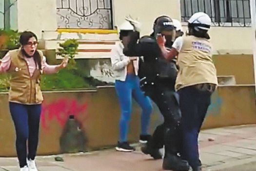 elespectador's tweet photo. Patrullero del Esmad, a juicio disciplinario por golpe en el rostro a líder social. #ContenidoPremiumEE
https://t.co/QDQ0GtXnG5 https://t.co/VsWhs0k2l5