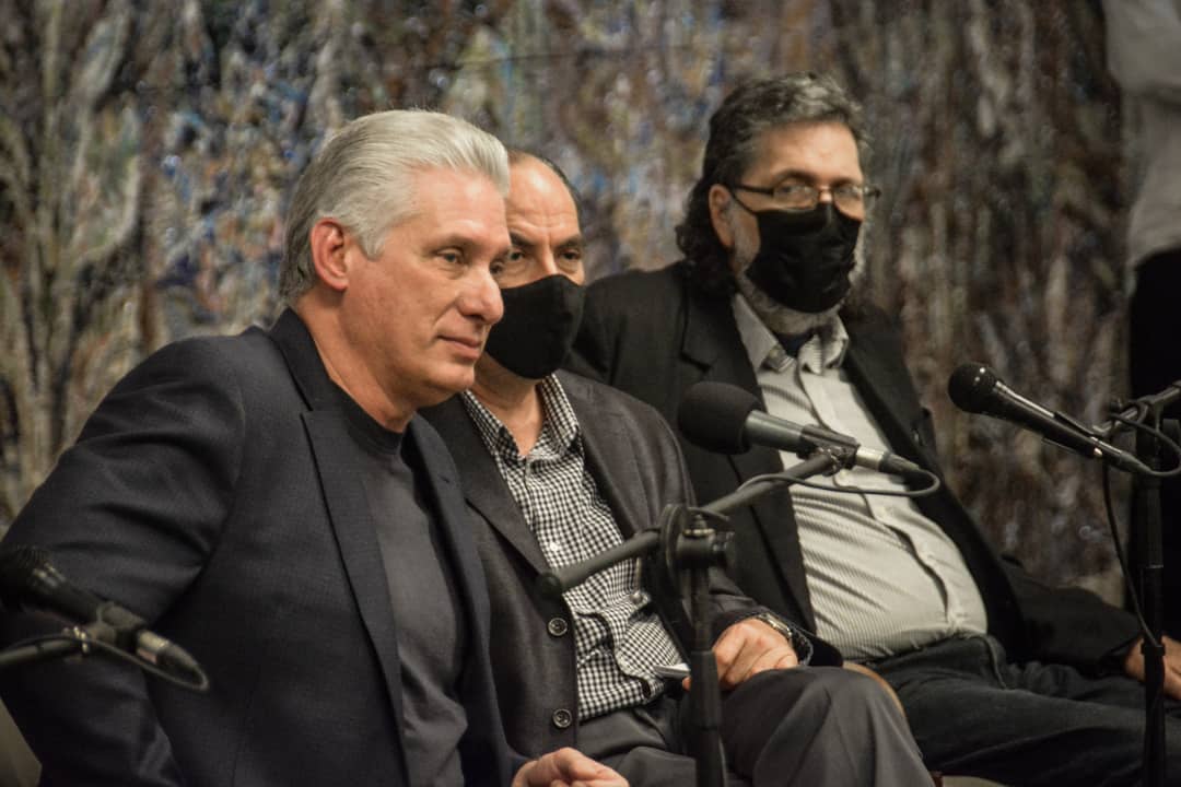 DiazCanelB's tweet photo. Un mundo real y virtual mejor es posible. Certeza que confirmé anoche nuevamente, en emotivo encuentro con comunicadores revolucionarios de varias partes del mundo. Les aseguré que la Revolución cubana no claudicará. Quedamos en trabajar juntos en defensa de la verdad y de #Cuba. https://t.co/dFLinlJqaF