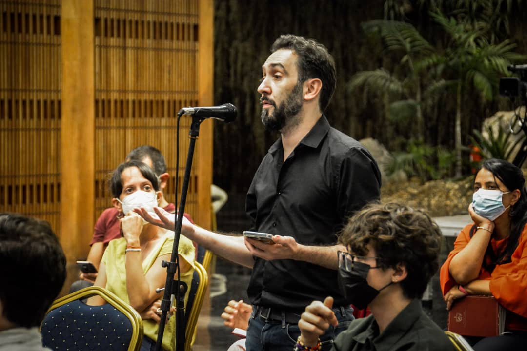 DiazCanelB's tweet photo. Un mundo real y virtual mejor es posible. Certeza que confirmé anoche nuevamente, en emotivo encuentro con comunicadores revolucionarios de varias partes del mundo. Les aseguré que la Revolución cubana no claudicará. Quedamos en trabajar juntos en defensa de la verdad y de #Cuba. https://t.co/dFLinlJqaF