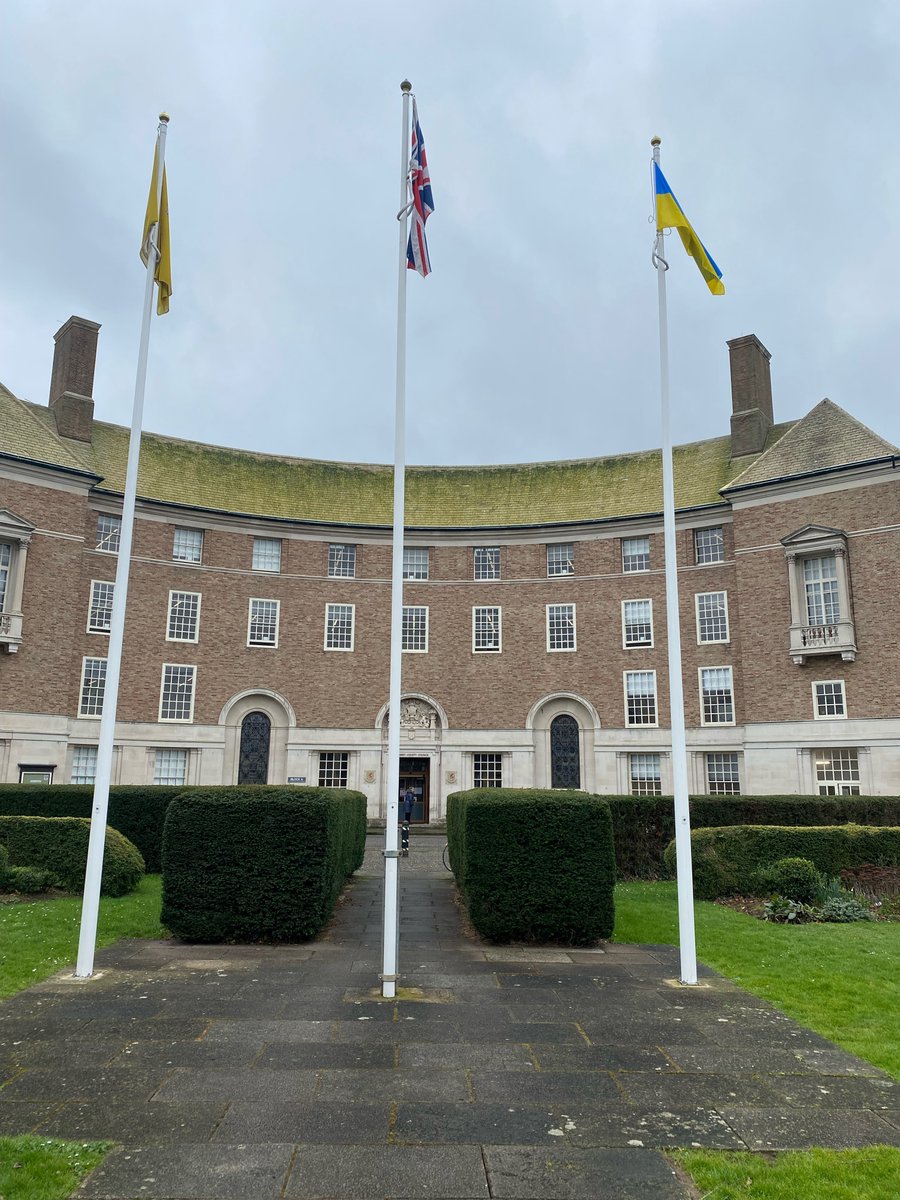 SomersetCouncil's tweet photo. Today we've committed £250,000 to support refugees fleeing war-torn Ukraine as part of a county-wide response to the humanitarian crisis. 

For full details and information on how you can help support Ukrainian refugees, visit 👇 https://t.co/creqdrHeTg https://t.co/5O1zxPeOFl