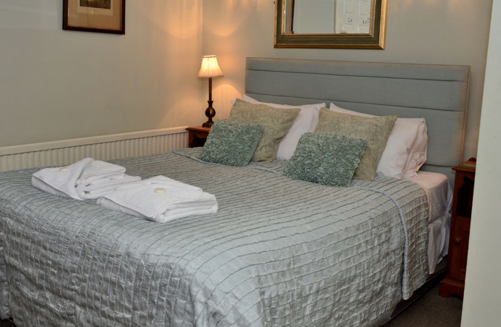 WHandGriffin's tweet photo. This week's room of the week is our Provider Room! 

We love the panelling and original fireplace in this ensuite king size room! 😍

Take a look at our other rooms here:

https://t.co/YZzcaWA9cz

#roomoftheweek #whitbyhotel #whitby https://t.co/ZYaJKo6x9i