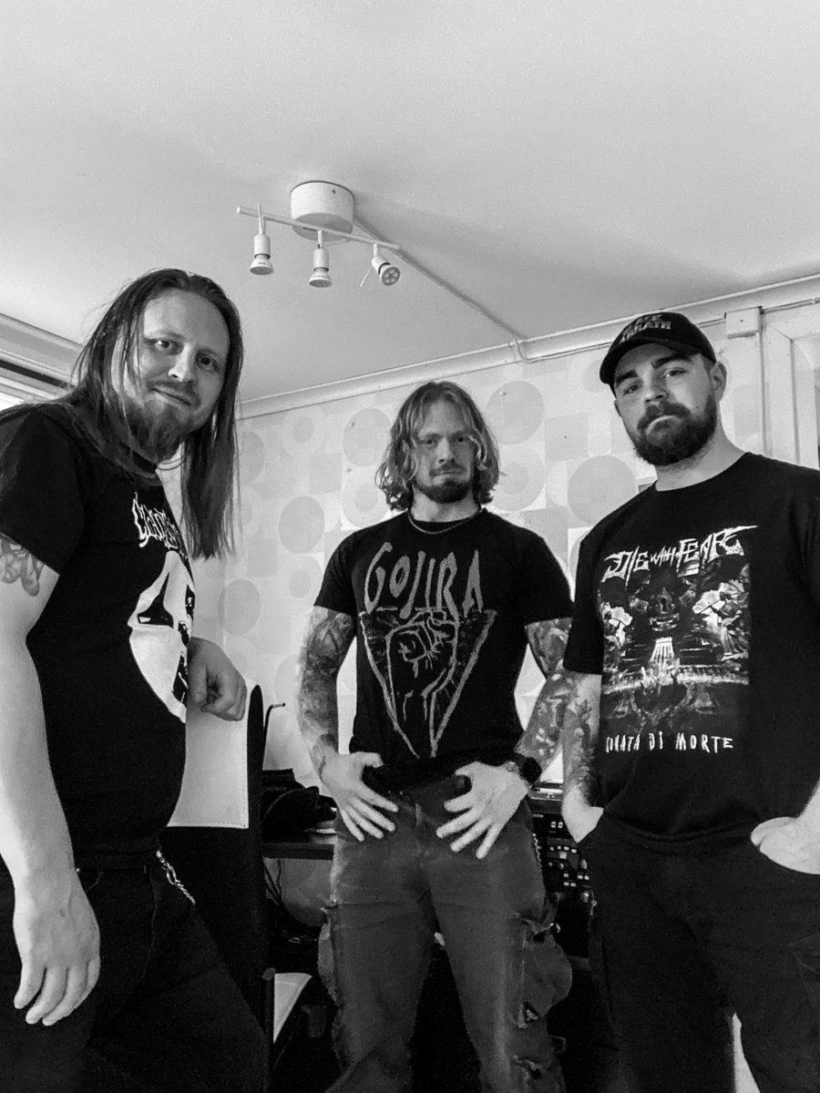 diewithfear's tweet photo. 📣So March 25th you say? 
(I) Favor The Brave - Pre Save Link In Bio🔥
Here we are, the almighty crew behind the next video. First teaser will be included in the next Behind The Music Pat.2 on Monday.  Hope y’all have a nice Wednesday. 🤘🏼🤪 #deathmetal #newvideo #NewMusic #dwf https://t.co/AWsgF2vAlO
