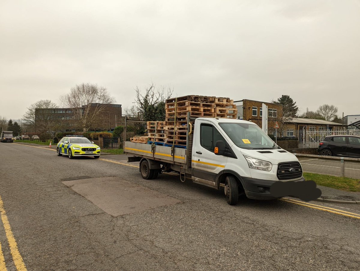 KentPoliceRoads's tweet photo. Following complaints from residents the #RSU are out and about in @KentPolice7oaks this morning. This vehicle had an insecure load, defective lights, smashed nearside wing mirror and untaxed since 1st Jan 2022. Vehicle seized and driver reported. GS https://t.co/qtjOnjUC1j