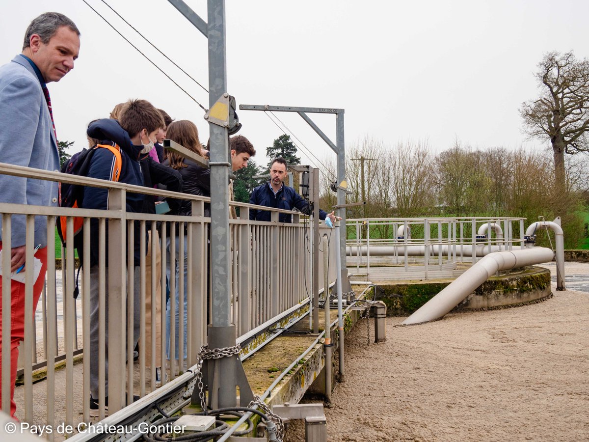 chateau_gontier's tweet photo. Les #écodélégués des établissements secondaires du Pays #ChâteauGontier se sont rendus à la station d'épuration de #SaintFort et à l'usine des eaux de #Véolia, afin d'être sensibilisés à la bonne gestion de la ressource en #eau. 🚰 https://t.co/pD5MQTPyPv