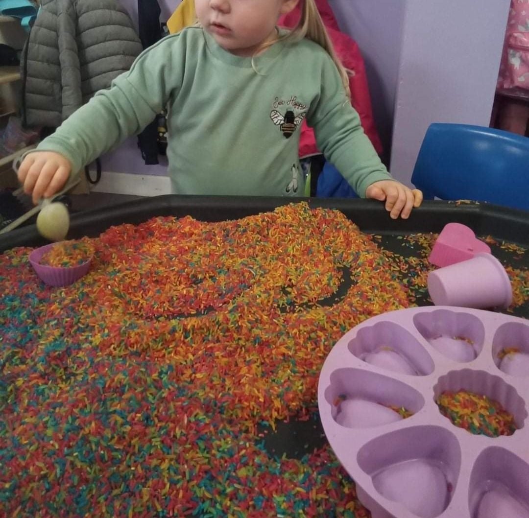 Stepsnursery's tweet photo. The children had great fun scooping the rice using the different spoons or their hands to fill up the different things in the tray. Some children enjoyed pouring the rice from one object too another.
#Earlysteps #exploratorytray #rice https://t.co/cv8twOX9Wo