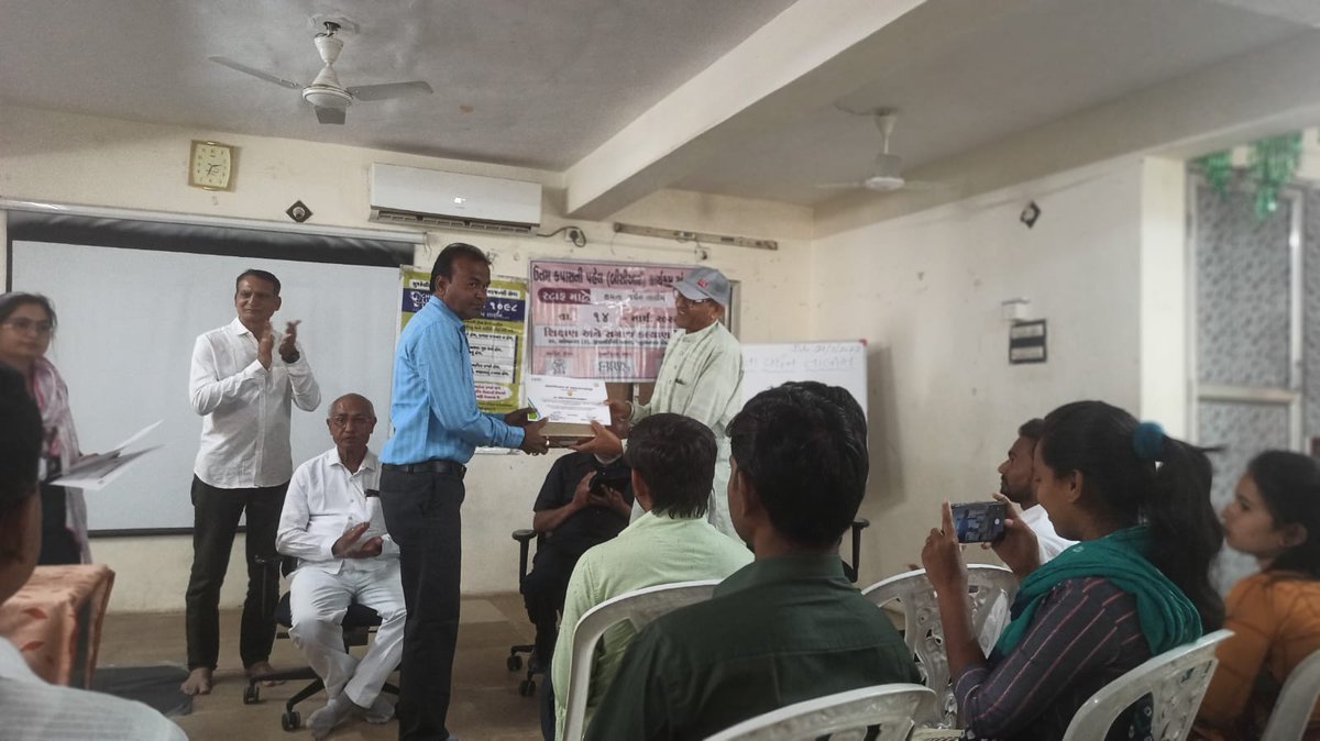 srsanghar's tweet photo. @SSKK_VO ના ખાંભા ટીમના કાર્ય કરતાઓને ઓને સારું પ્રફોમેન્સ કરવાં બદલ પ્રોત્સાહિત કરવામાં આવ્યાં.
@SavraBechar https://t.co/zW9GmYsqTm