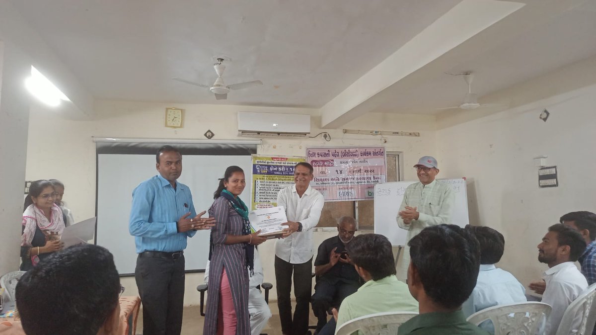 srsanghar's tweet photo. @SSKK_VO ના ખાંભા ટીમના કાર્ય કરતાઓને ઓને સારું પ્રફોમેન્સ કરવાં બદલ પ્રોત્સાહિત કરવામાં આવ્યાં.
@SavraBechar https://t.co/zW9GmYsqTm