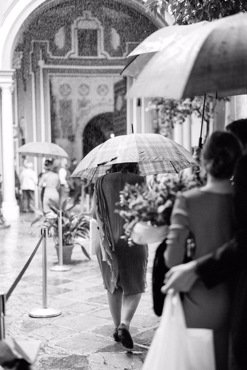 Llueve y es fácil pensar que nuestro gran día no será tan especial sólo por el hecho de que el paraguas vaya a ser uno de los protagonistas, pero no debéis dejar que esto reste importancia al hecho de que vais a celebrar vuestro historia de amor,¡disfrutad de la boda a tope! 💜