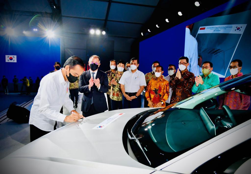 Saya meluncurkan mobil listrik Hyundai IONIQ 5 dari pabrik PT Hyundai Motor Manufacturing Indonesia di Bekasi, siang tadi. 

Inilah mobil listrik pertama yang dirakit di Indonesia untuk memenuhi pasar Indonesia dan ekspor.