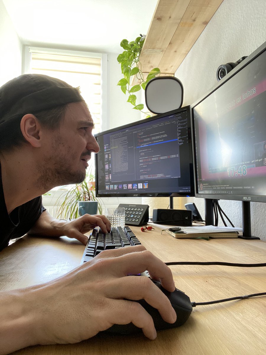 indiestrolche's tweet photo. Hier ist @mrcsbmr wie er codet. DAS gibt es jetzt live im Internet drüben auf https://t.co/Tytc6GQfAO

Kommst du vorbei? Bitte!!!! https://t.co/T63f5le1oz