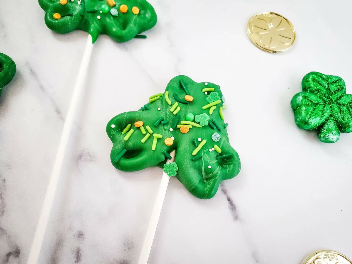 celebratehavfun's tweet photo. Shamrock Pretzel Pops are the PERFECT treat for your child's ST. Patrick's Day party! Fun, festive, and easy to make. #STPatricksDayRecipe #PretzelPops #StPatricksDayTreat #ShamrockPretzels https://t.co/w4JKgviw2g https://t.co/cRaKeZ3iyU