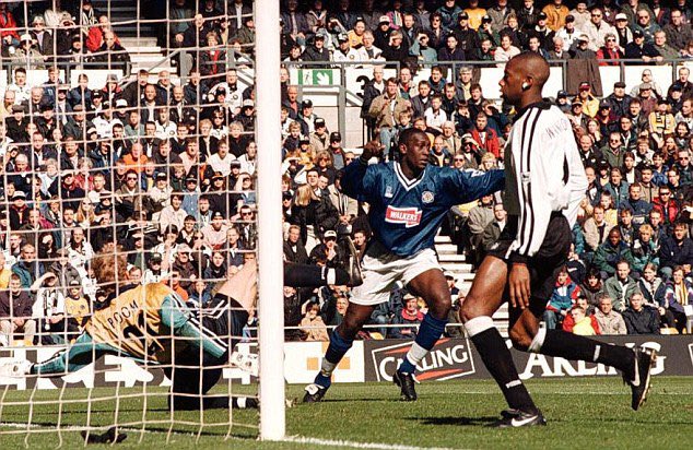 City90s's tweet photo. Emile Heskey celebrates his goal, one of the teams 4 headers in Leicesters 4-0 away win against Derby at Pride Park in 1998. All City’s goals arriving in the 1st 15 minutes. https://t.co/qI1AYIhMZl