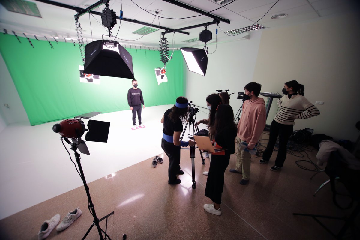 Satdi_UMH's tweet photo. Magnífica noticia la recuperación de Ciudad de la Luz por la Generalitat👏👏 Grandes posibilidades para nuestra industria audiovisual❤️😍📸📹📽️🎞️🎙️📻🎚️🎛️ Os dejamos unas fotos de nuestro estudiantado de @cauumh y @PeriodismoUMH  experimentando con el #chromakey #UMH https://t.co/00f6lalU6S