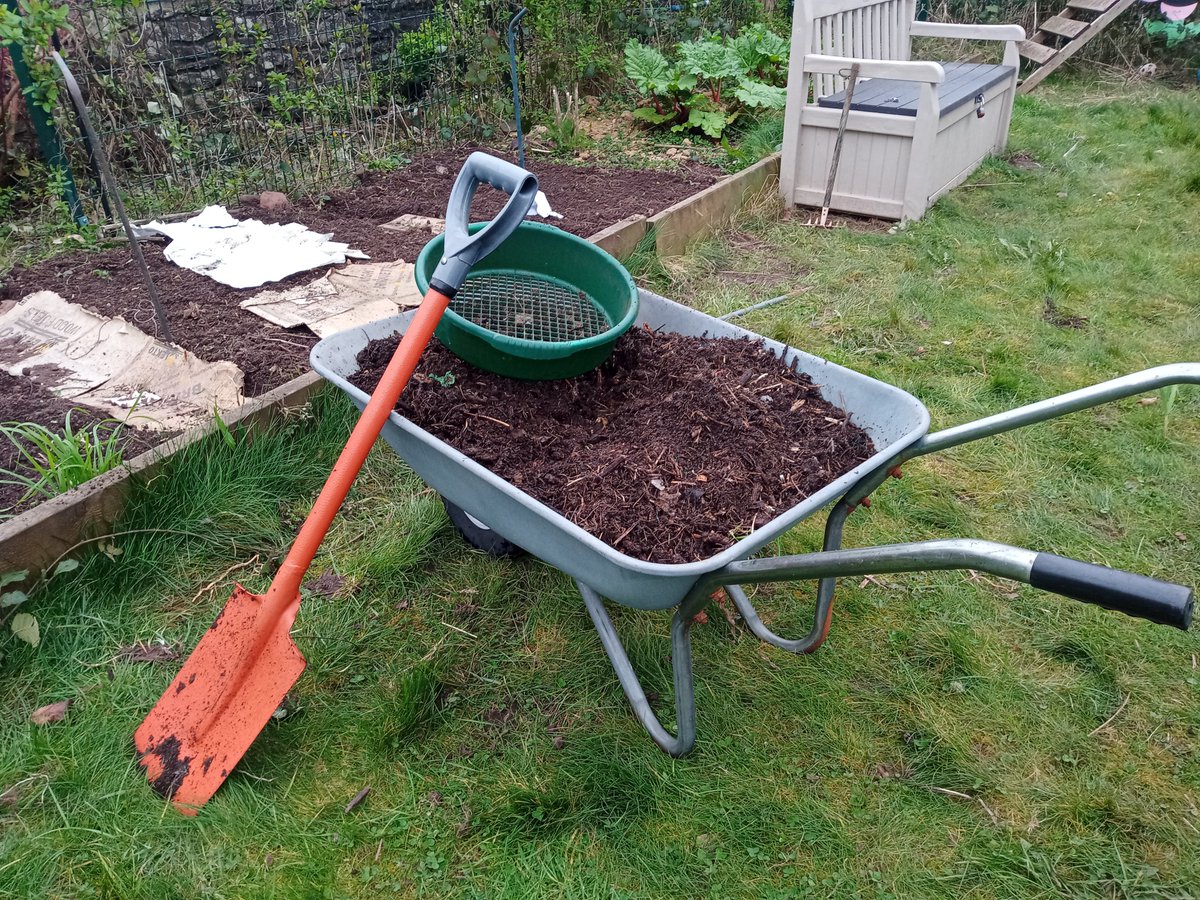 john_centre's tweet photo. Today it's compost day in the community garden ♥ The benefits of compost are endless, but the main thing is, it keeps your soil alive.  https://t.co/GmrhSsZs2W https://t.co/kK8oUpGiCc