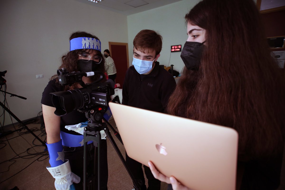 Satdi_UMH's tweet photo. Magnífica noticia la recuperación de Ciudad de la Luz por la Generalitat👏👏 Grandes posibilidades para nuestra industria audiovisual❤️😍📸📹📽️🎞️🎙️📻🎚️🎛️ Os dejamos unas fotos de nuestro estudiantado de @cauumh y @PeriodismoUMH  experimentando con el #chromakey #UMH https://t.co/00f6lalU6S