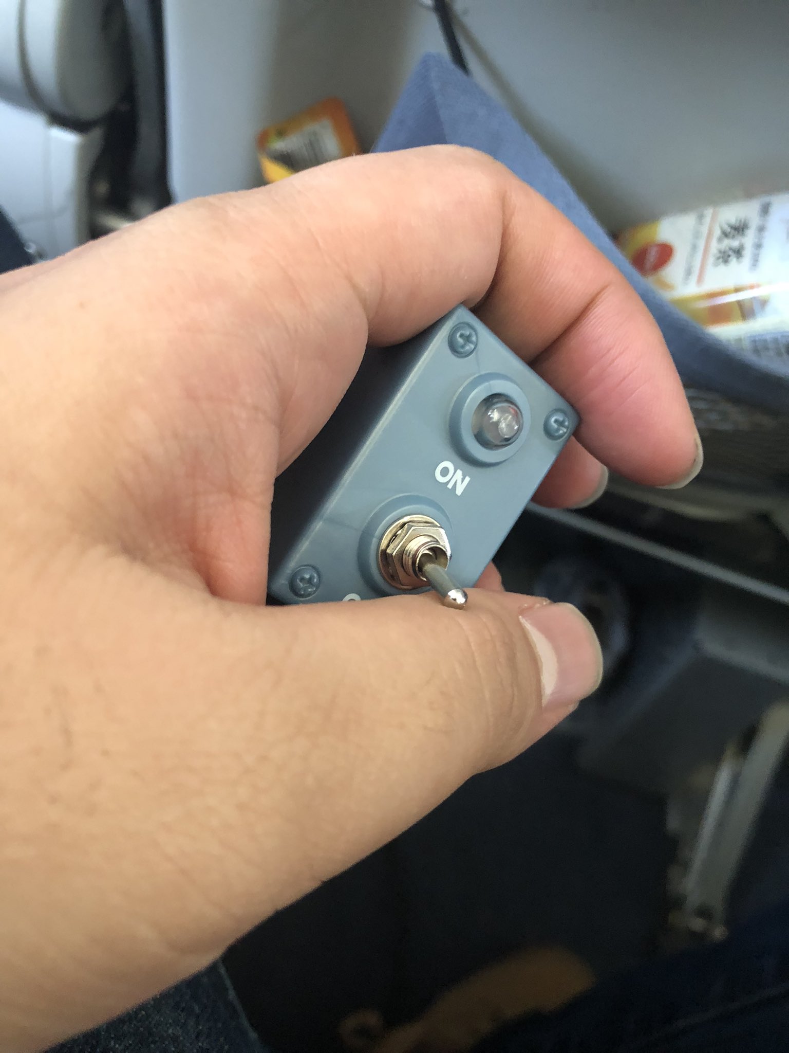 ミルズ ガチャガチャで手入れたスイッチなんだけど 飛行機に乗りながらonにすると 会社が爆発するという 妄想に浸れるのでオススメ T Co 2eqhpb8xmh Twitter