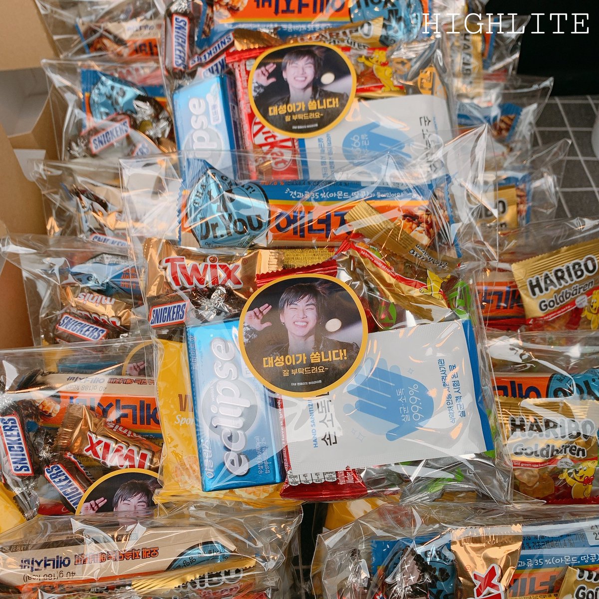 대성이와 빅뱅의 컴백❤️‍🔥을 응원하며
뮤직비디오 촬영 현장에 각종 음료☕️와 간식🌭🍫 서포트를 진행하였습니다🥰
대성이와 빅뱅 멤버들, 스테프님들 모두 고생 많으셨어요👏 얼른 뮤비 보고싶다아아🥳