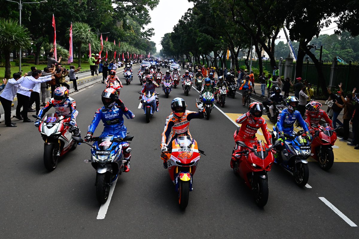 polespargaro's tweet photo. Terima kasih banyak Indonesia 🇮🇩 #OneHeart #SatuHati #Jakarta #MotoGP #IndonesianGP https://t.co/DPhFglRc8L