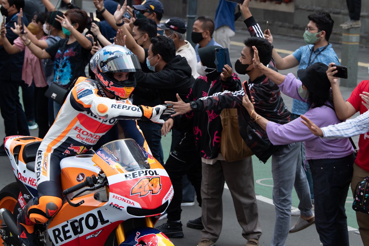 polespargaro's tweet photo. Terima kasih banyak Indonesia 🇮🇩 #OneHeart #SatuHati #Jakarta #MotoGP #IndonesianGP https://t.co/DPhFglRc8L