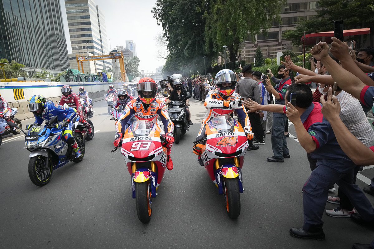 polespargaro's tweet photo. Terima kasih banyak Indonesia 🇮🇩 #OneHeart #SatuHati #Jakarta #MotoGP #IndonesianGP https://t.co/DPhFglRc8L