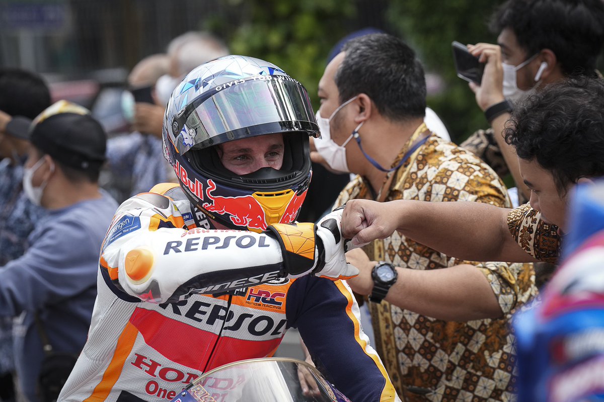polespargaro's tweet photo. Terima kasih banyak Indonesia 🇮🇩 #OneHeart #SatuHati #Jakarta #MotoGP #IndonesianGP https://t.co/DPhFglRc8L