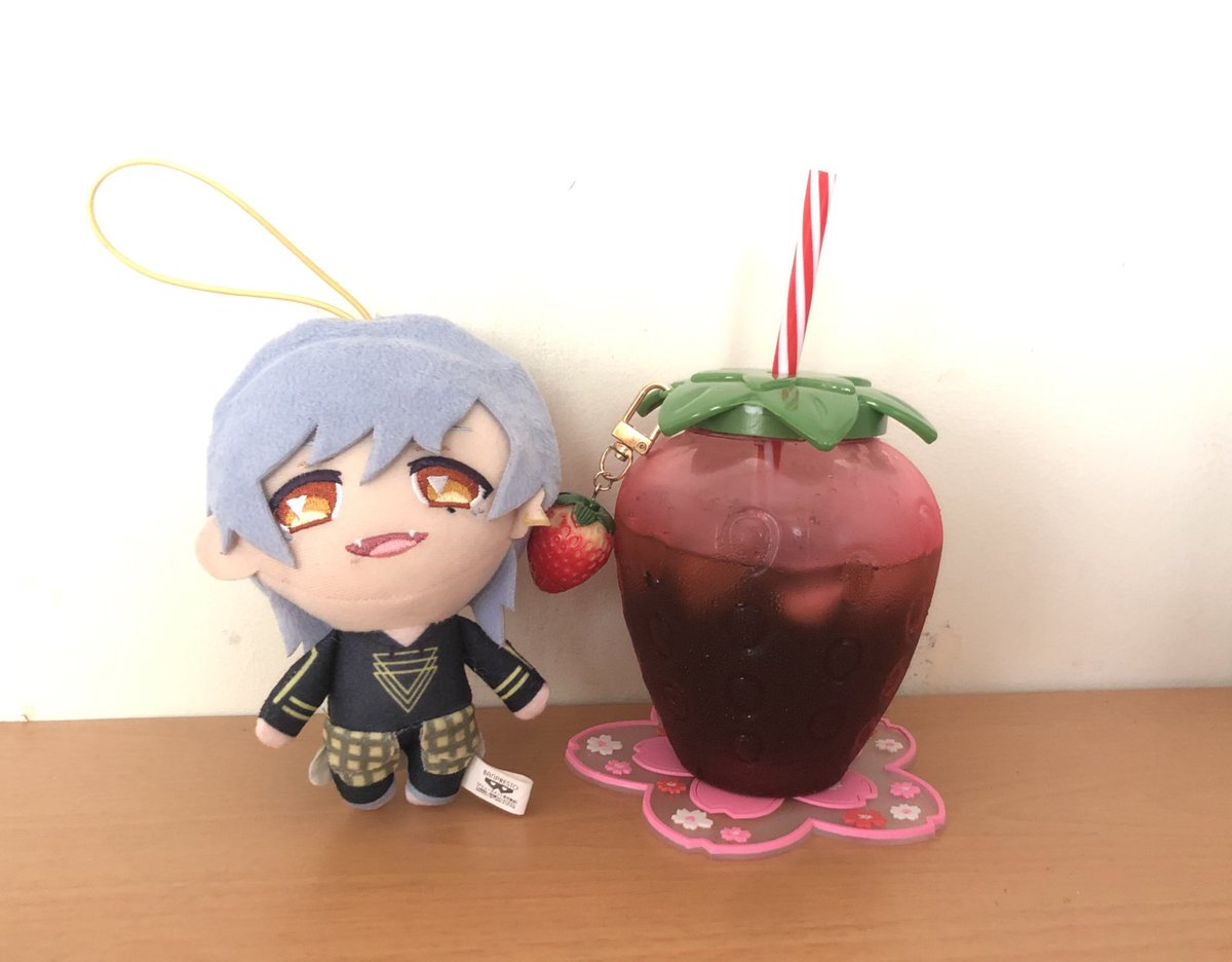 director, look at my strawberry cup!!! it’s shaped like a triangle~ 🍓