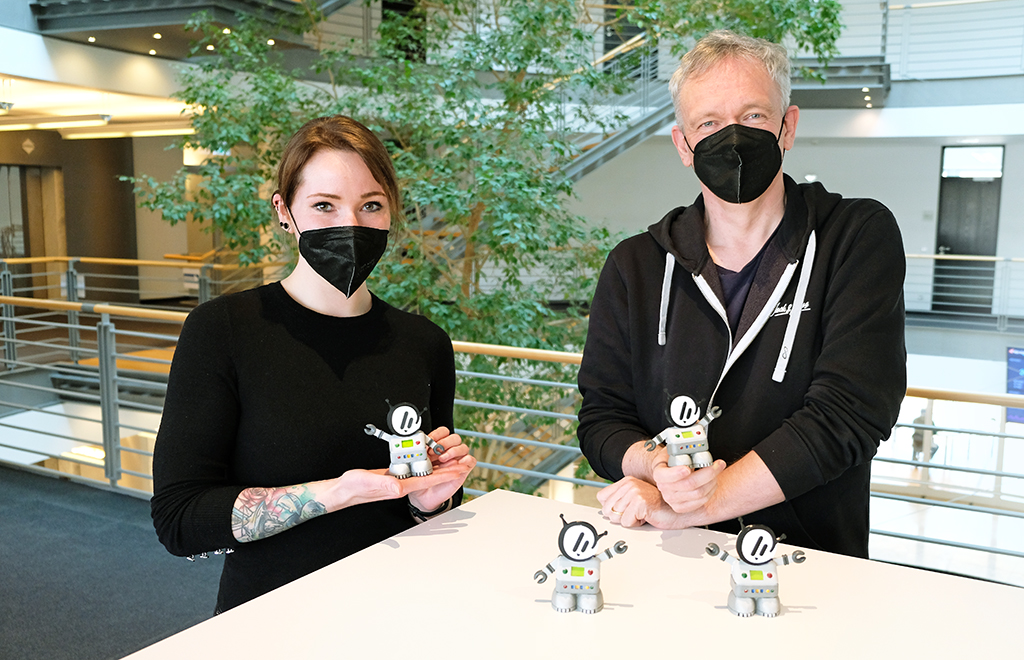 _heise_'s tweet photo. 🤖heise+ feiert dritten Geburtstag und verlost drei #Bottis. Die putzigen Robots hat Peter König vom Make-Magazin 3D-gedruckt, Grafikerin Maria Stiehler (links) hat sie aufwändig dekoriert und bemalt, Volker Zota von @heiseonline gefallen sie. Und was sagt ihr? @HeiseBotti https://t.co/HjdIwJUUsh