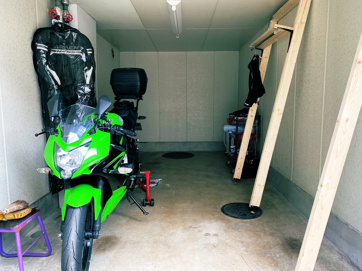 GTandCircuit's tweet photo. 30年越しの念願叶って、近所にガレージを契約しました。
これで、バイク乗るのに15分かかる儀式(カバー取って、鍵3つ外して、時にキー忘れてエレベーターで部屋に戻る、等々)から解放されますね。 https://t.co/YxnJIBVWOK