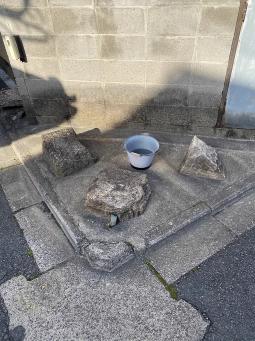 むむ先生『やはり京都と言えば道の角に置かれた「いけず石」!特にこの土台をコンクリートで補強しているのにさらに車にぶつけられて砕けている様がドラマを感じさせますね!!』

「「なる…ほど……?」」 