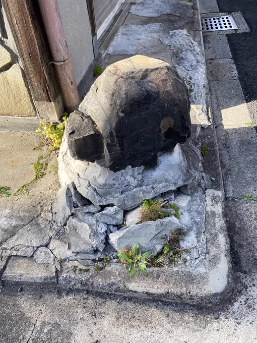 むむ先生『やはり京都と言えば道の角に置かれた「いけず石」!特にこの土台をコンクリートで補強しているのにさらに車にぶつけられて砕けている様がドラマを感じさせますね!!』

「「なる…ほど……?」」 