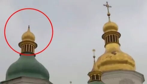 wantosizer's tweet photo. @BaViMih падение креста с купола софийского собора накануне на крещения 18.01.2022... https://t.co/eHuktiTRBl