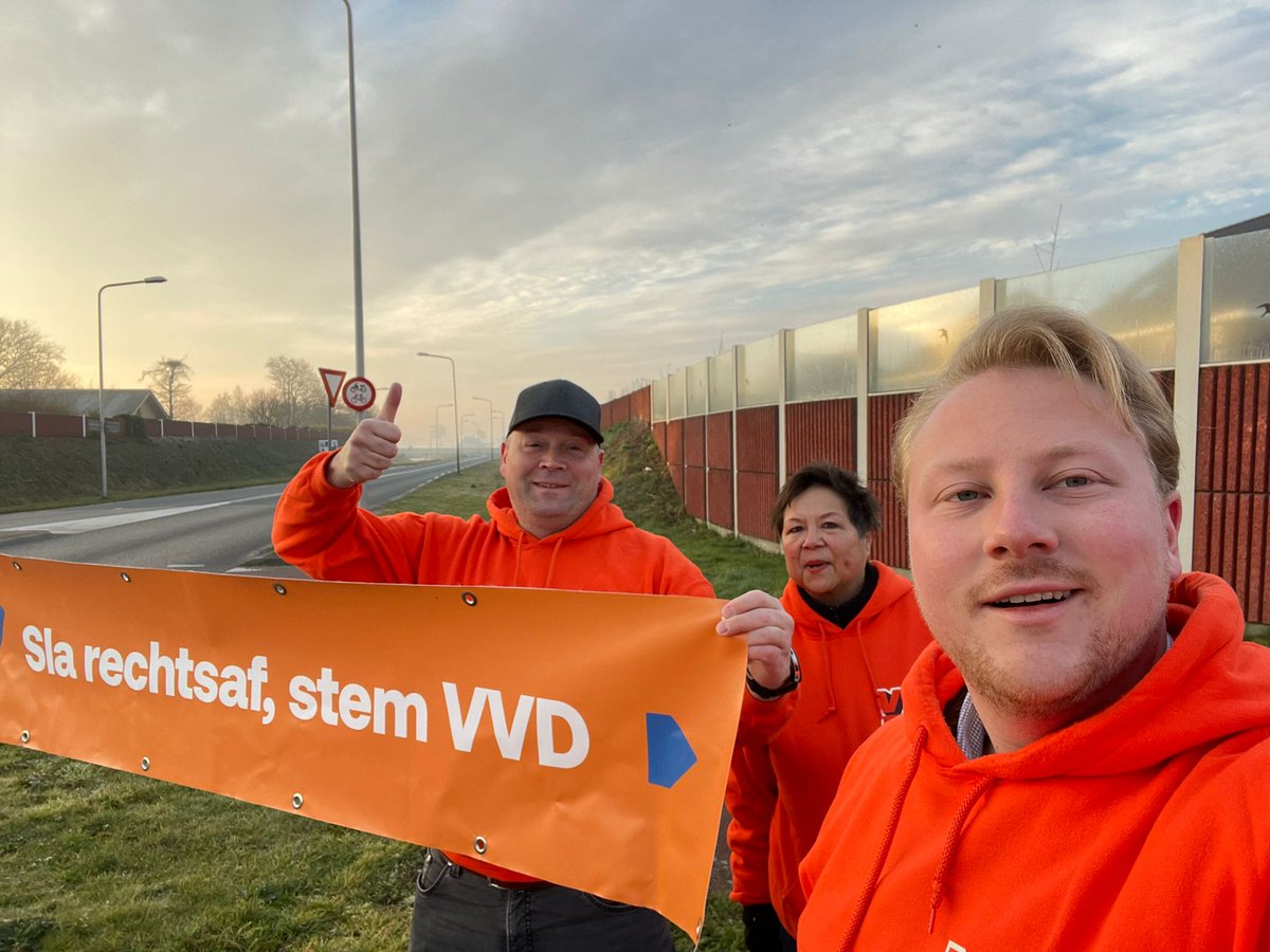 Orange is the happiest colour! 🧡

Ga jij vandaag stemmen?

Wij stonden vanochtend weer vroeg bij twee rotondes in de Berggierslanden. Mooie dag! #GR2022 #stemvvd