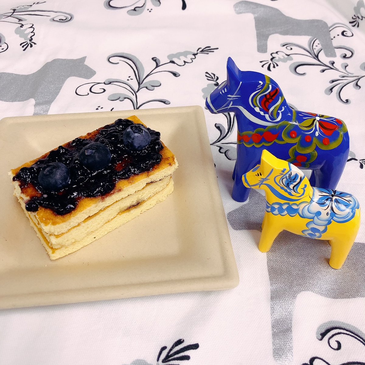aquavitjapan's tweet photo. 今日は我が社のお料理上手、F社長が作ってきてくださったおいしいケーキでフィーカ♪
スウェーデンのビルベリージャムとノルウェーのゴートチーズの相性がバッチリな絶品!でした♡
ダーラナホース達も羨ましそう…♡
https://t.co/UM9hYUK5Mr
#AQ今日のフィーカ #Sweden #Norway #Gjetost https://t.co/WqulvGDNZ7