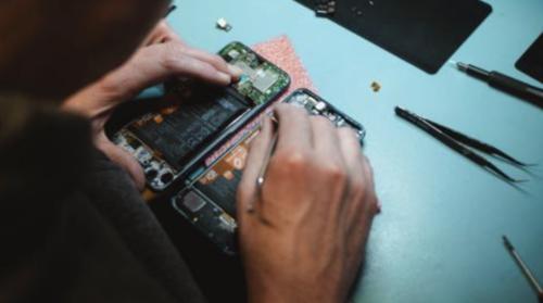 Limportant_fr's tweet photo. Le recyclage est essentiel: «On a plus de métaux précieux dans les téléphones qu'il n'en reste dans les mines» https://t.co/qjLSihluvC @orange #partenaire https://t.co/gd1P2P9xZ2