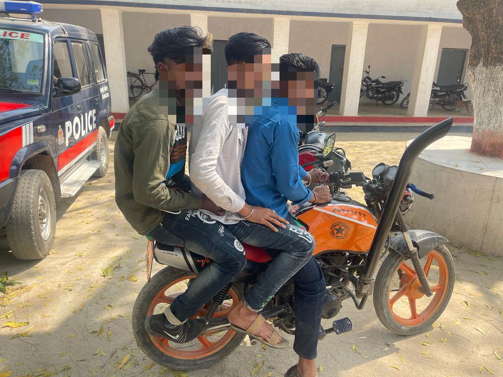TheLallantop's tweet photo. एक हैं औरैया के पाल साहब 
उनका था भौकाल साहब 
गाड़ी पे नंबर प्लेट नहीं थी 
हो गया बवाल साहब 
धल्लिया @Uppolice ने 
अब जेल की रोटी दाल साहब 
क़ायदा क़ानून माना करिए 
शो-बाजी है जंजाल साहब...

@auraiyapolice @uptrafficpolice https://t.co/whzkbmGTeA