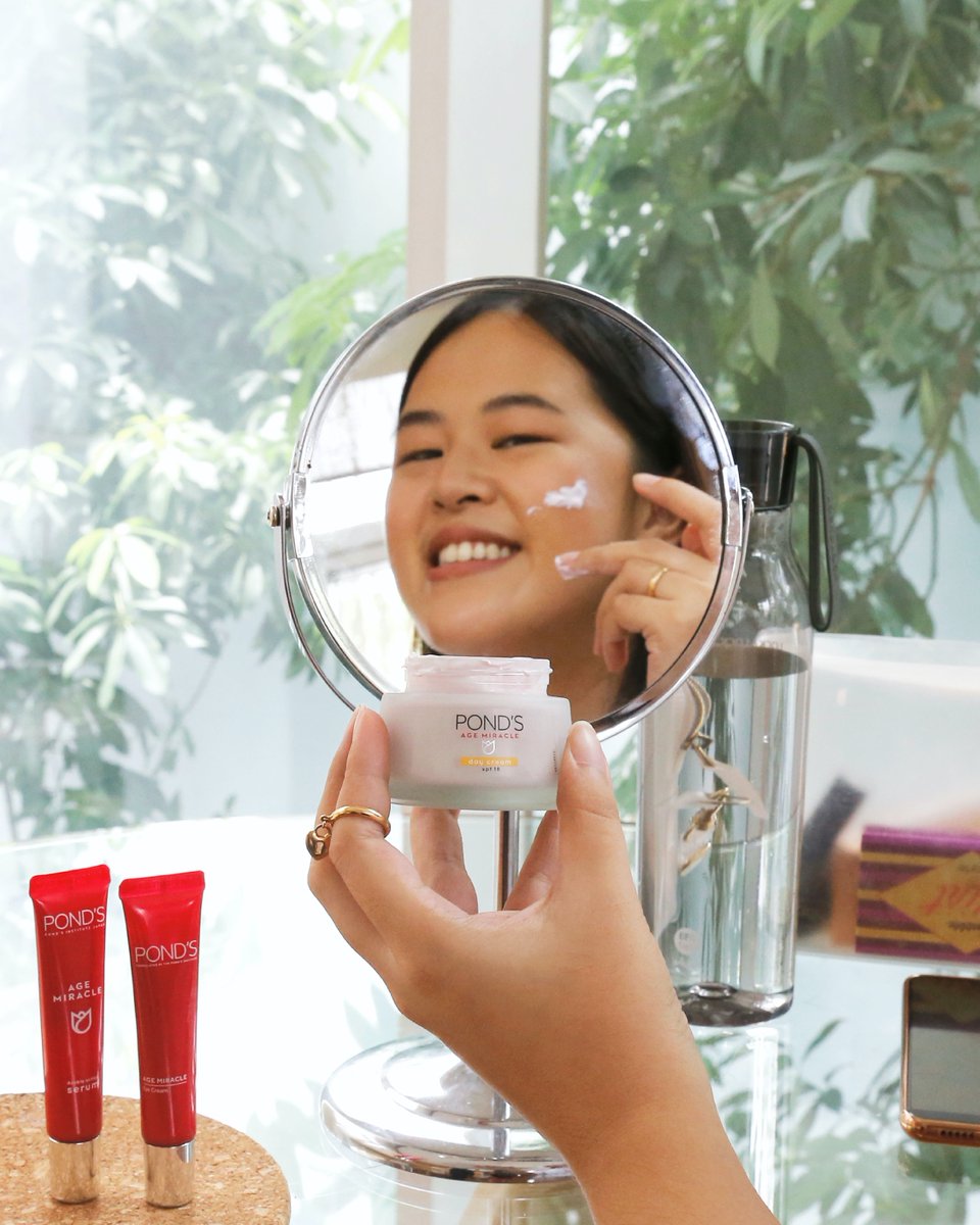 dewimag's tweet image. Never stop growing, #neverstopglowing, desainer di balik label FREDERIKA membagikan rutinitas skincare @pondsindonesia andalannya, yang merupakan langkah awal untuk memberdayakan diri sendiri. Simak kisahnya di bit.ly/3CNvukV