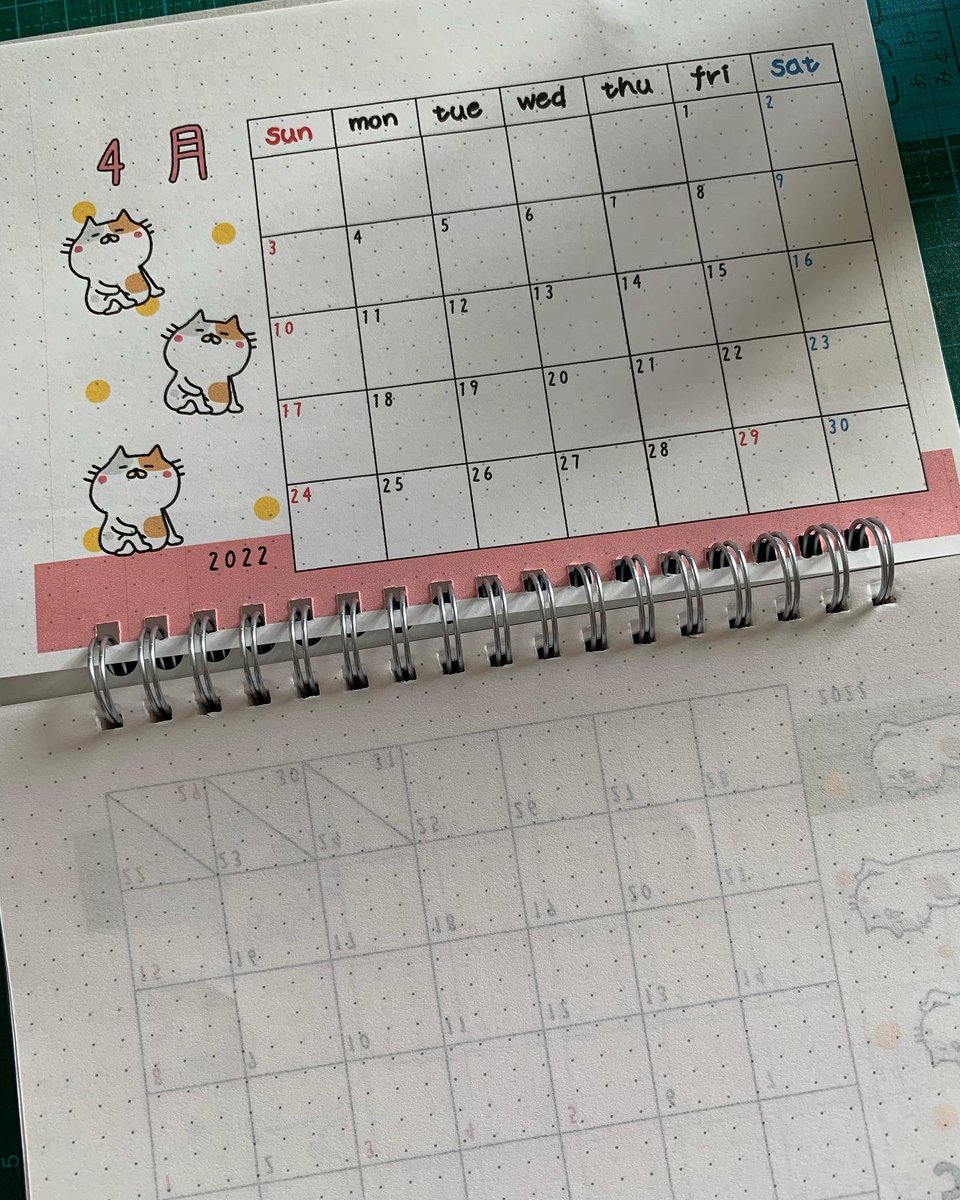 tocoatoco's tweet photo. 2022年度のスケジュール帳作ってみた。市販のノートに印刷しただけやけどね。
娘からは気持ち悪いネコと言われたけど、気にしない😤
#とこあとこ #イラスト #スケジュール帳 #ノート #ネコ #ストレッチ #やる気になる #はず https://t.co/joVtDUq1W4