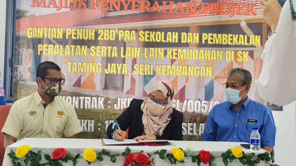Bpp4CKP's tweet photo. Majlis Penyerahan Projek Gantian Penuh 2BD Pra Sekolah Dan Pembekalan Peralatan Serta Lain-Lain Kemudahan Di SK Taming Jaya, Seri Kembangan, Selangor pada 15 Mac 2022 yang dihadiri oleh HOPT dan BPN2. @BalamuruganIr @CKP_JKR https://t.co/nDv2H0FY3z