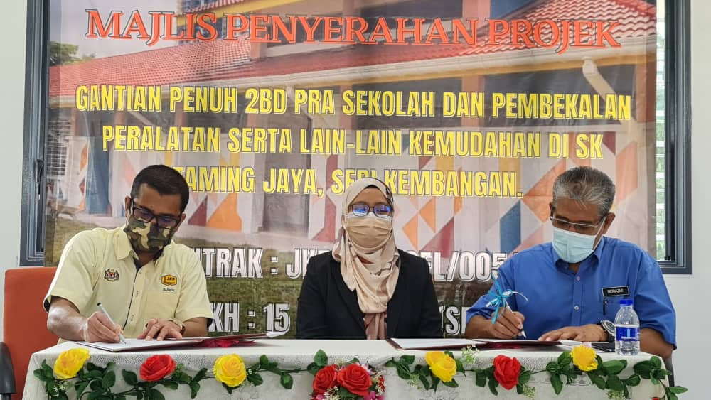 Bpp4CKP's tweet photo. Majlis Penyerahan Projek Gantian Penuh 2BD Pra Sekolah Dan Pembekalan Peralatan Serta Lain-Lain Kemudahan Di SK Taming Jaya, Seri Kembangan, Selangor pada 15 Mac 2022 yang dihadiri oleh HOPT dan BPN2. @BalamuruganIr @CKP_JKR https://t.co/nDv2H0FY3z