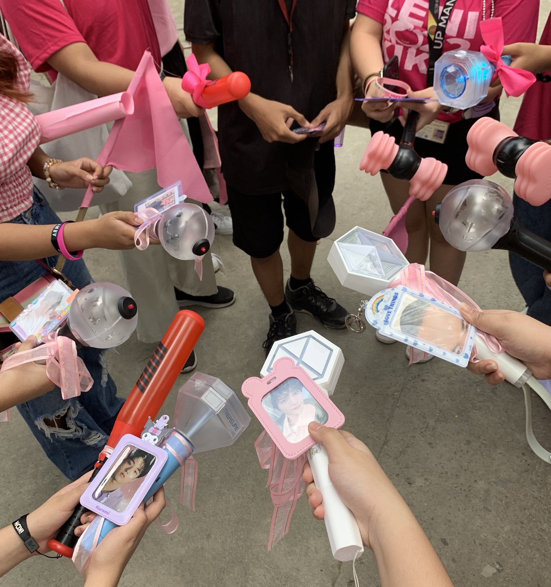 i10veYx's tweet photo. @KPOPSTANS4LENI
#SOXisPINK
#ipaSOXsaMalacaรฑangsiLeni
#LeniKikoOrasMUNATO https://t.co/ZsuFznixkD