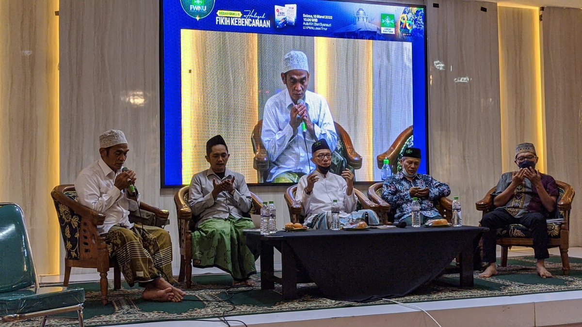 دعاء الشيخ للمريد خير من اجتهاده كذا وكذا سنة. انظر ما بمعناه في القرطاس  ٤٦٣/٢
Doa seorang guru kepada muridnya jauh lebih baik, dibanding dengan kerja intelektualnya murid selama setahun.