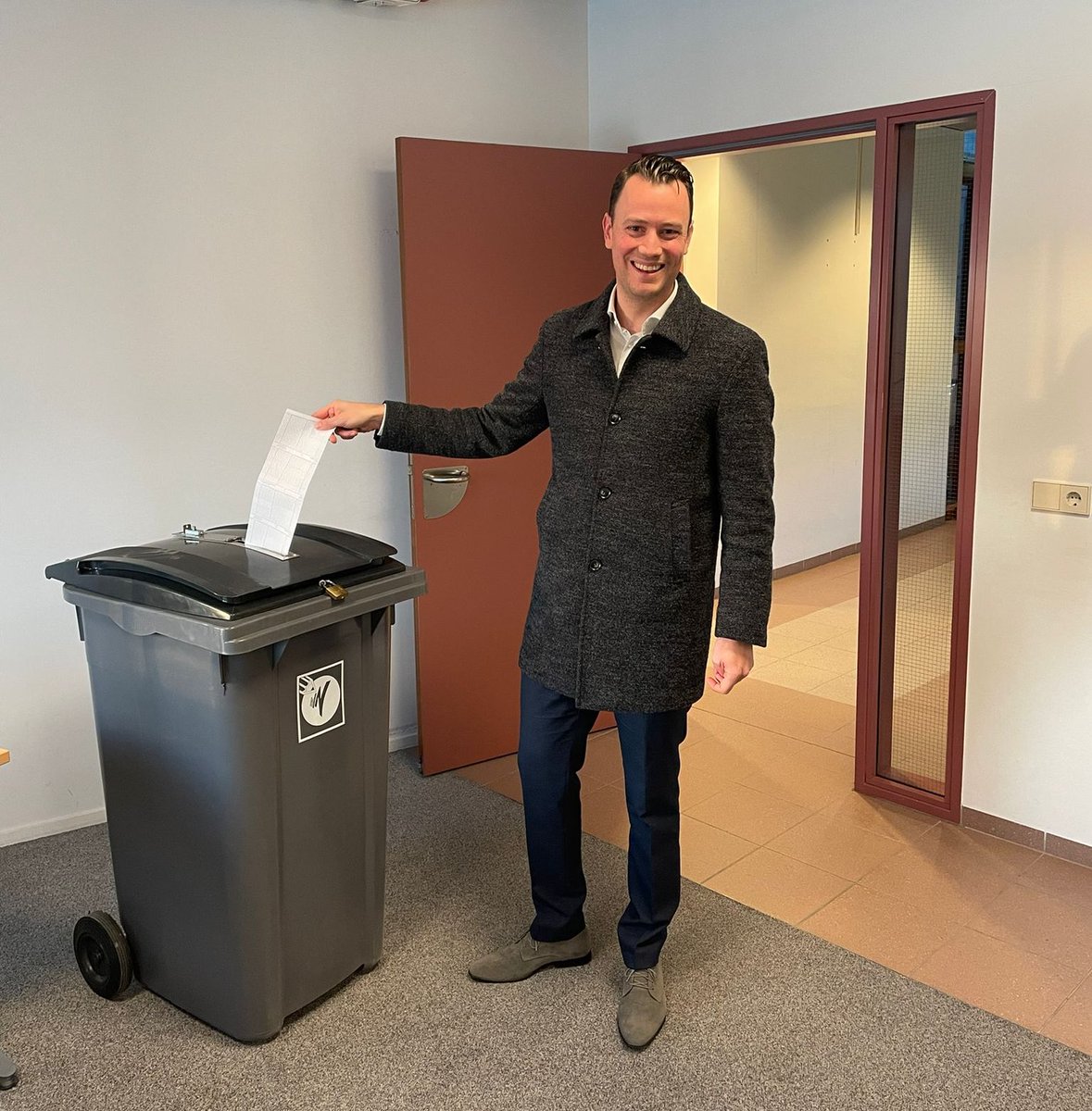 Vandaag zijn alle stembureaus in de gemeente open van 07.30 tot 21.00 uur. Burgemeester @robbertvanduijn was er vroeg bij en stemde om 07.30 uur in Nieuwveen! Waar ga jij vandaag stemmen? Kijk voor alle stemlocaties op nieuwkoop.nl/verkiezingen. 

#elkestemtelt #GR2022