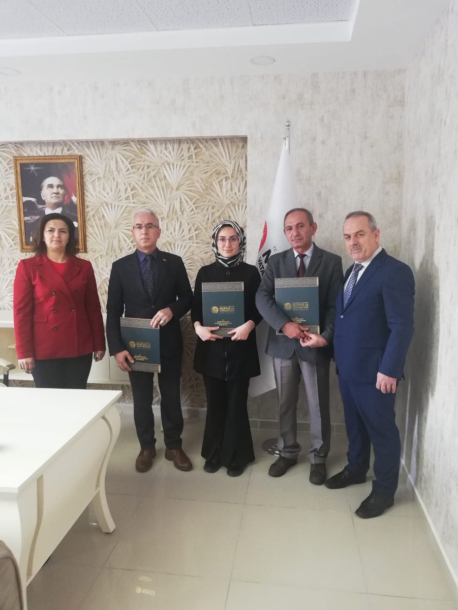 MerkezNufus's tweet photo. Sayın Valimiz İnci SEZER BECEL, İlçe Nüfus Müdürlüğü personellerimizden Ayşegül KARASU, Mustafa ÖZDEMİR ve Ali KABATAŞ'ı başarı belgesi ile taltif etmişlerdir. Çalışma arkadaşlarımızı kutlar, başarılarının devamını dileriz. @sefikaygol @nevsehirvalilik @IlNevsehir @EkiciLafc https://t.co/pz9Z4kDAw1
