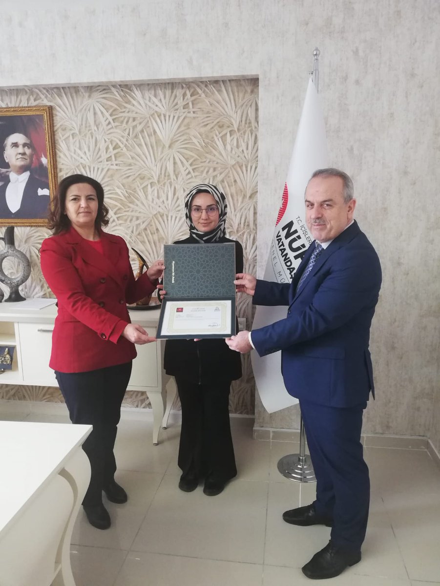 MerkezNufus's tweet photo. Sayın Valimiz İnci SEZER BECEL, İlçe Nüfus Müdürlüğü personellerimizden Ayşegül KARASU, Mustafa ÖZDEMİR ve Ali KABATAŞ'ı başarı belgesi ile taltif etmişlerdir. Çalışma arkadaşlarımızı kutlar, başarılarının devamını dileriz. @sefikaygol @nevsehirvalilik @IlNevsehir @EkiciLafc https://t.co/pz9Z4kDAw1